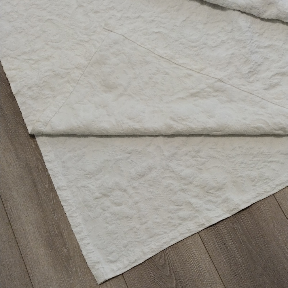 Elegant White Textured Coverlet - Picture 4 of 10
